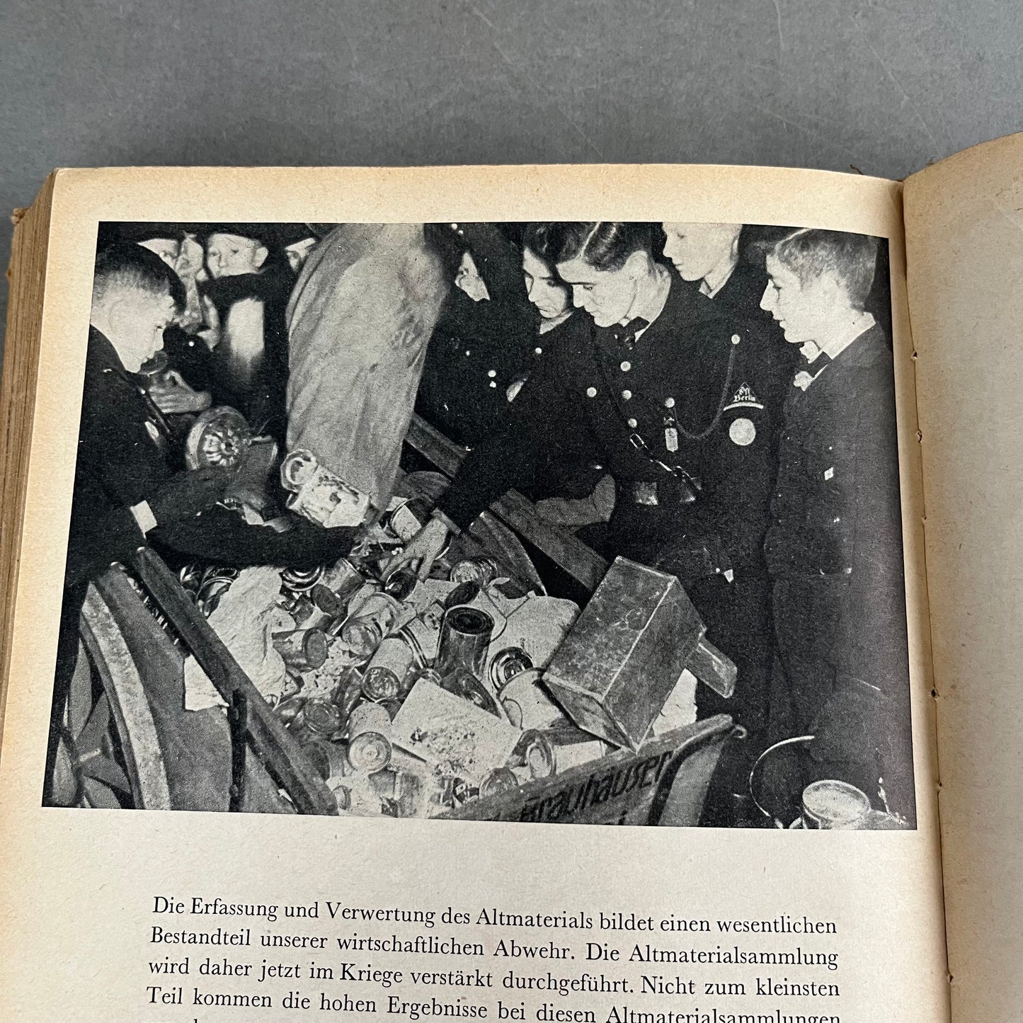 WW2 Tysk Hitler Jugend Bog. Gode billeder. Mange sider. Original.
