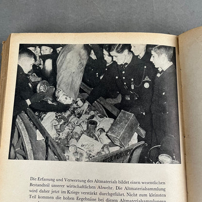 WW2 Tysk Hitler Jugend Bog. Gode billeder. Mange sider. Original.