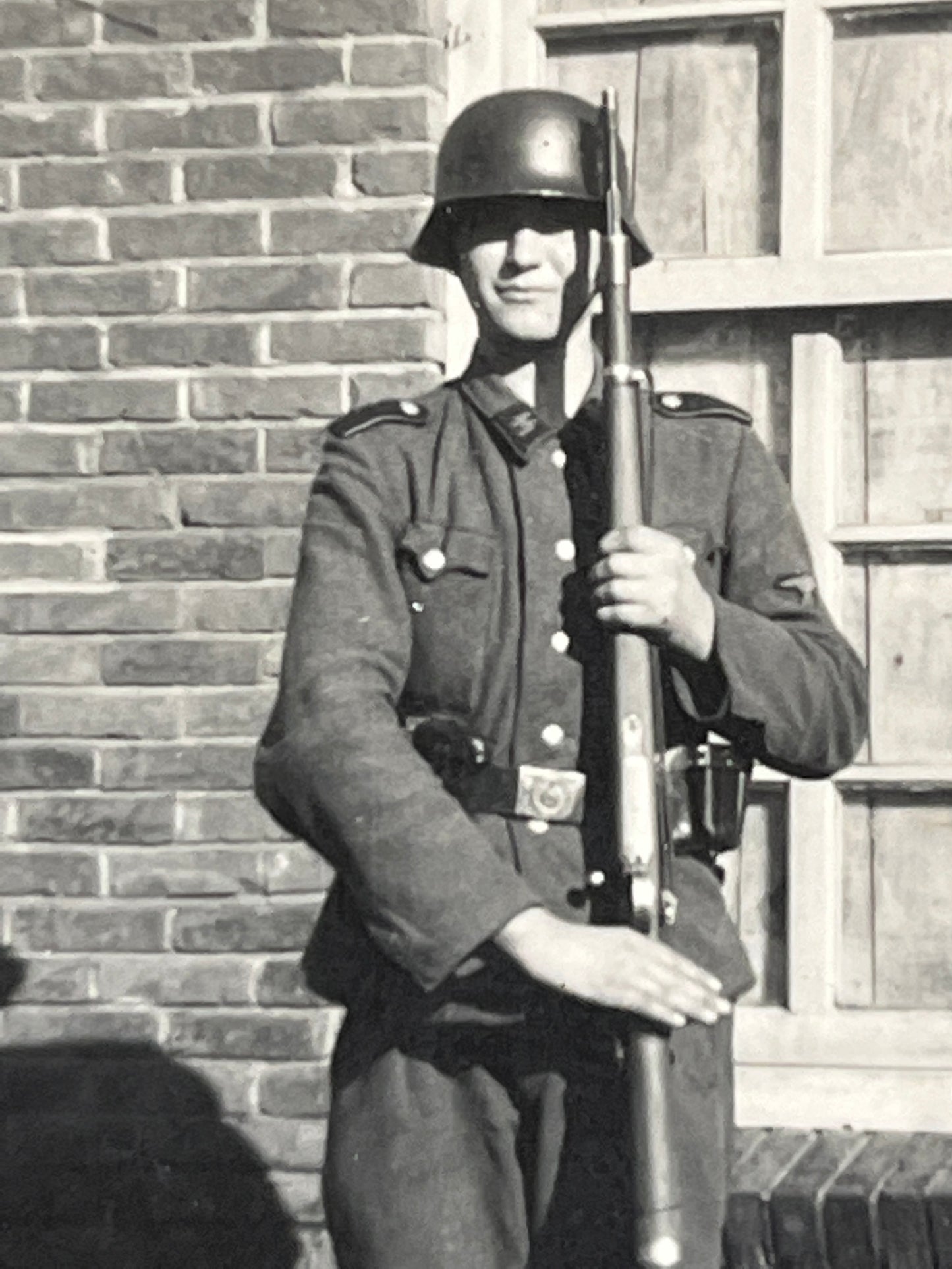 WW2 Tysk Waffen-SS Fotos. Fra Fotoalbum. 13 stk. Skråhuer, hjelme, bæltespænder mv. Original.