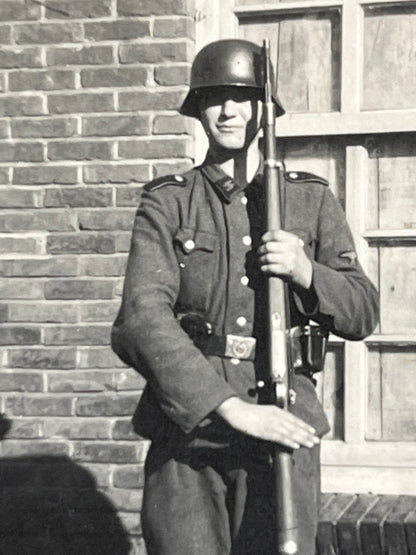 WW2 Tysk Waffen-SS Fotos. Fra Fotoalbum. 13 stk. Skråhuer, hjelme, bæltespænder mv. Original.