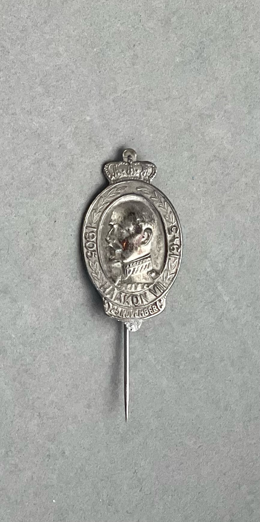 WW2 Norsk Haakon VII Pin. Original.