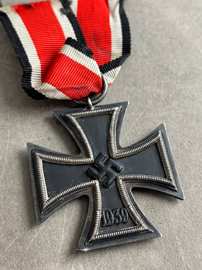 WW2 Tysk Jernkors 2. Klasse. Stemplet fremstiller "65" i ringen. Original.