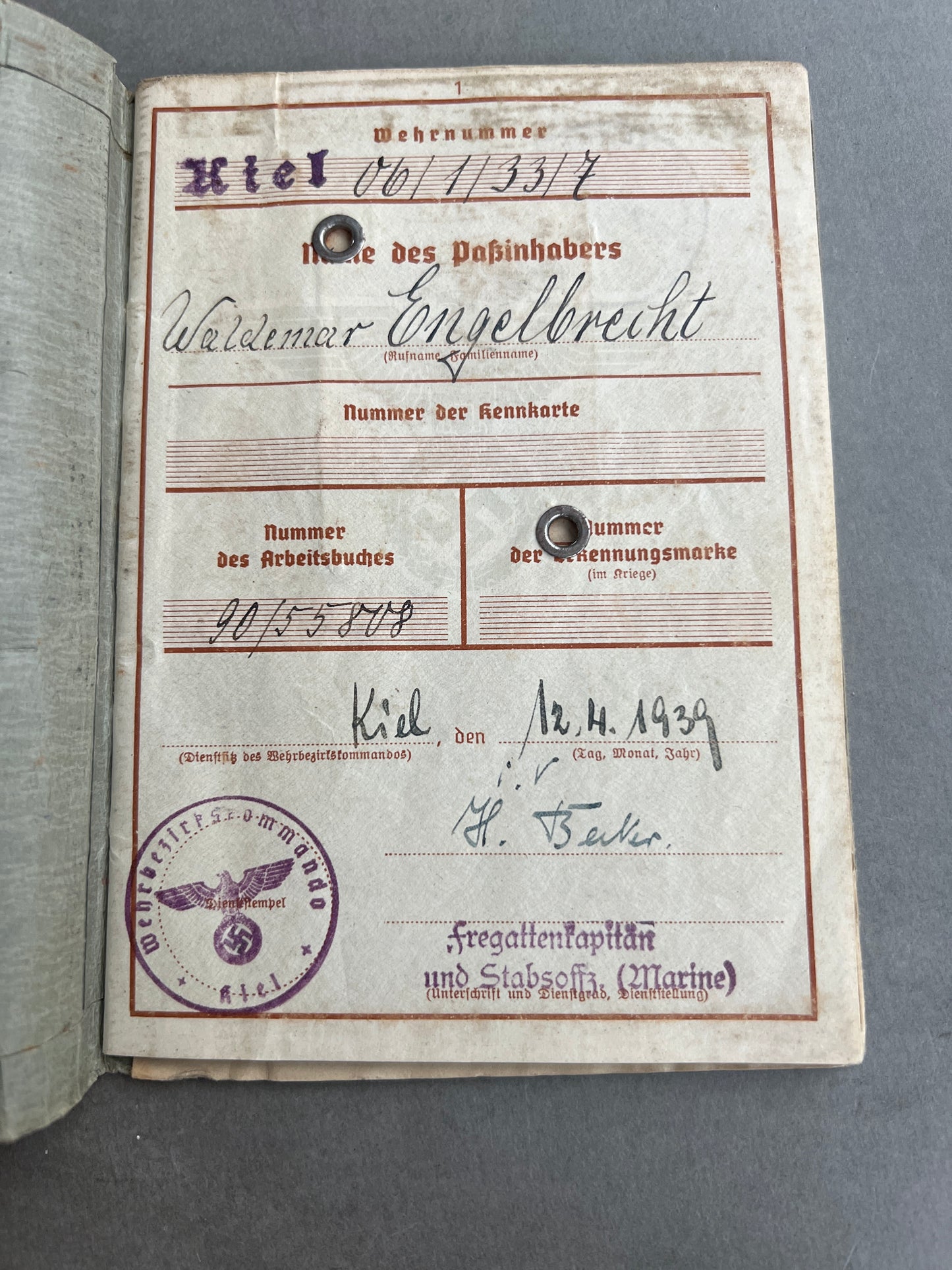 WW2 Tysk Marine Wehrpass fra Kiel. Original.