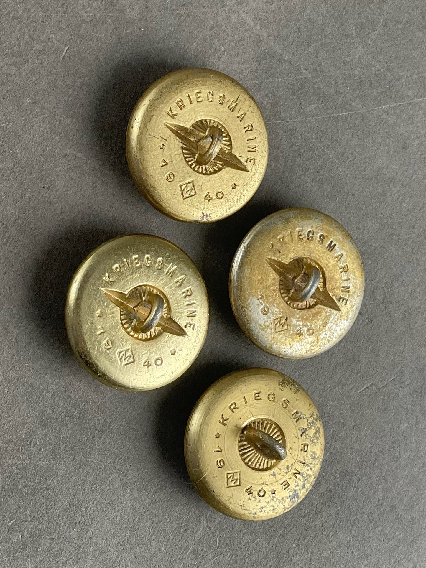WW2 Tysk Lot af 4 Kriegsmarine Uniformsknapper. Original.