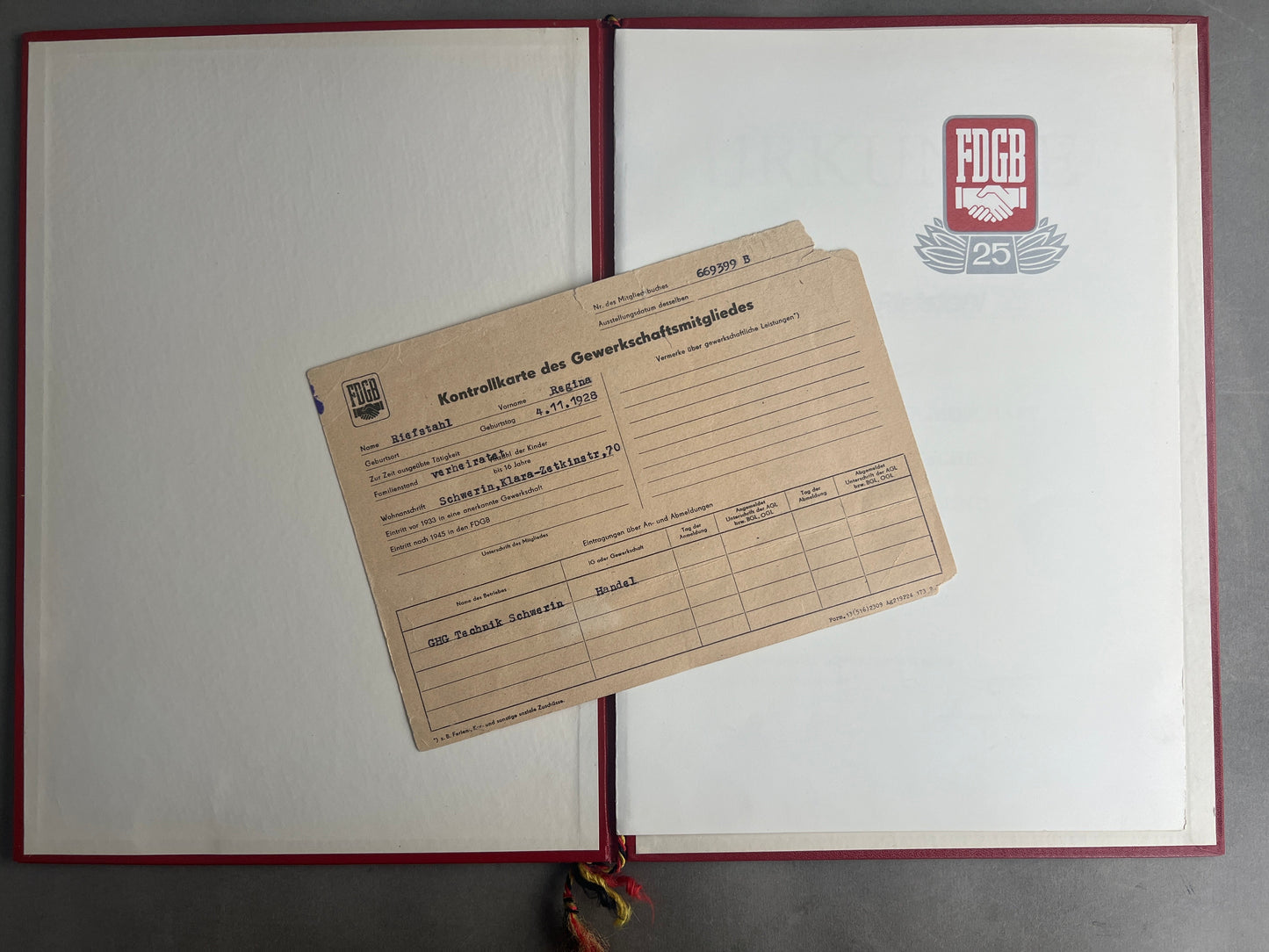 Østtysk DDR Urkunde Mappe med Urkunde. Original.