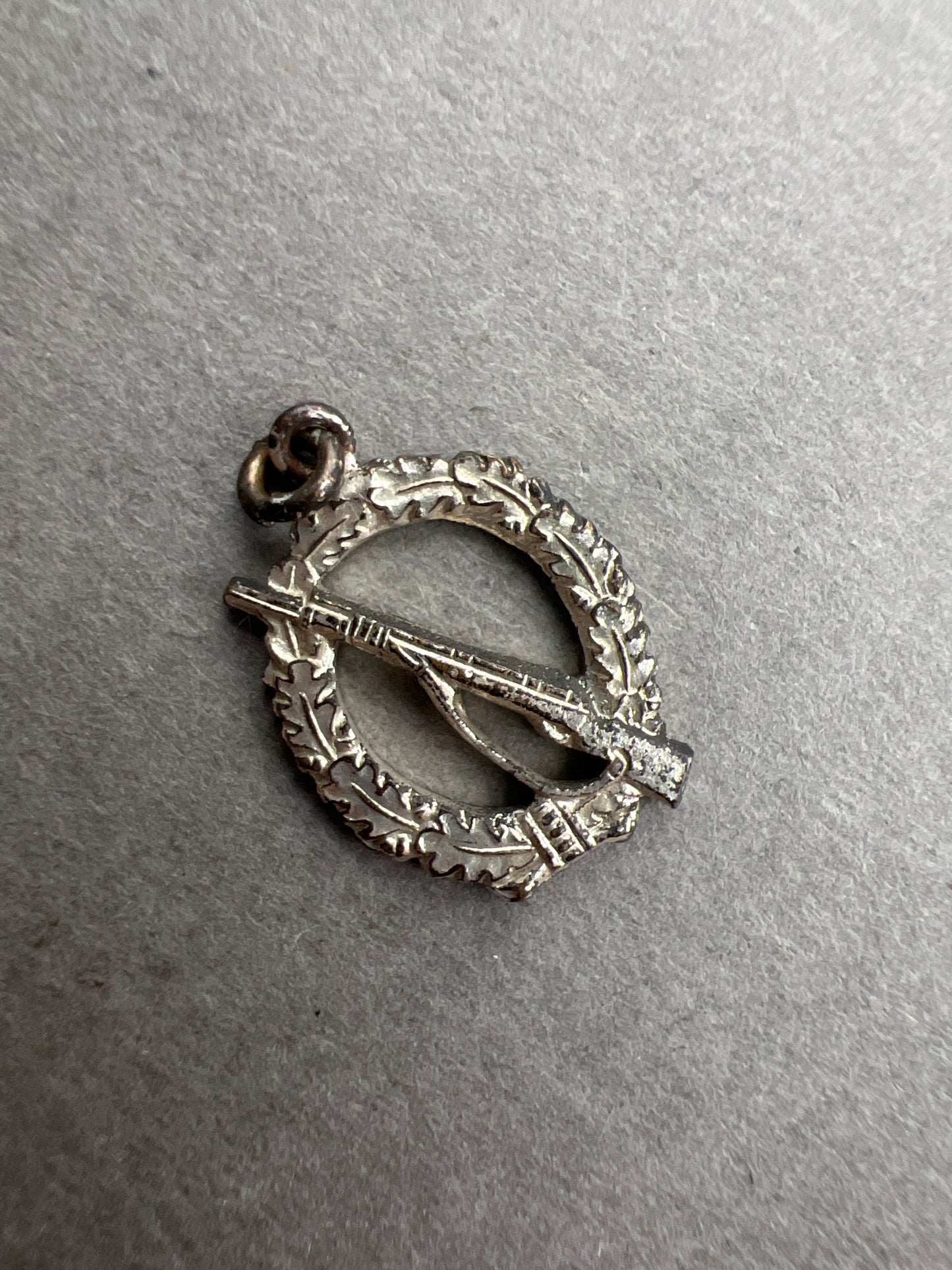 WW2 Tysk 1957-model Miniature Infanterie Sturmabzeichen vedhæng. Original.