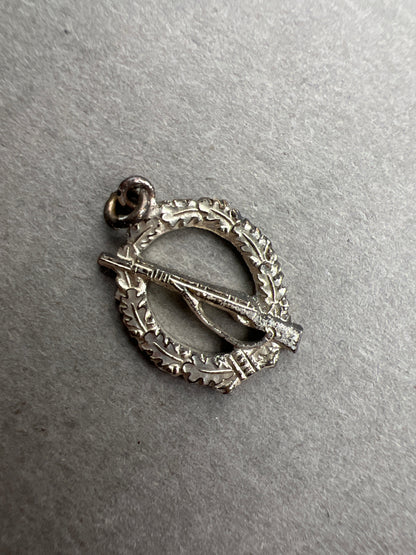 WW2 Tysk 1957-model Miniature Infanterie Sturmabzeichen vedhæng. Original.