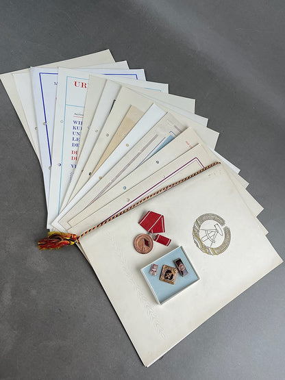 Østtysk DDR Stort Urkunde/Medalje Lot. Original.