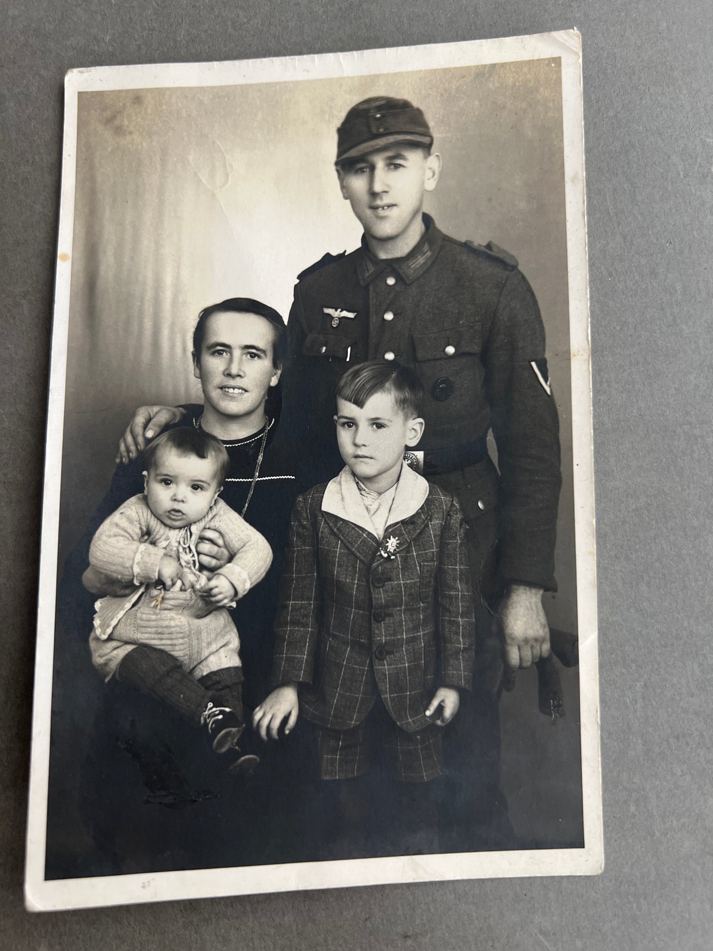 WW2 Tysk Wehrmacht Foto-Postkort. I kampuniform og M43 kasket. Original.