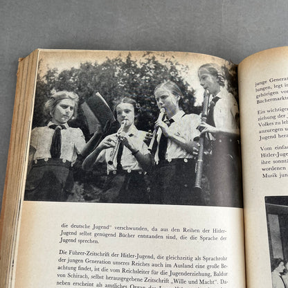 WW2 Tysk Hitler Jugend Bog. Gode billeder. Mange sider. Original.