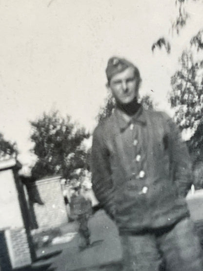 WW2 Tysk Waffen-SS Fotos. Fra Fotoalbum. 13 stk. Skråhuer, hjelme, bæltespænder mv. Original.