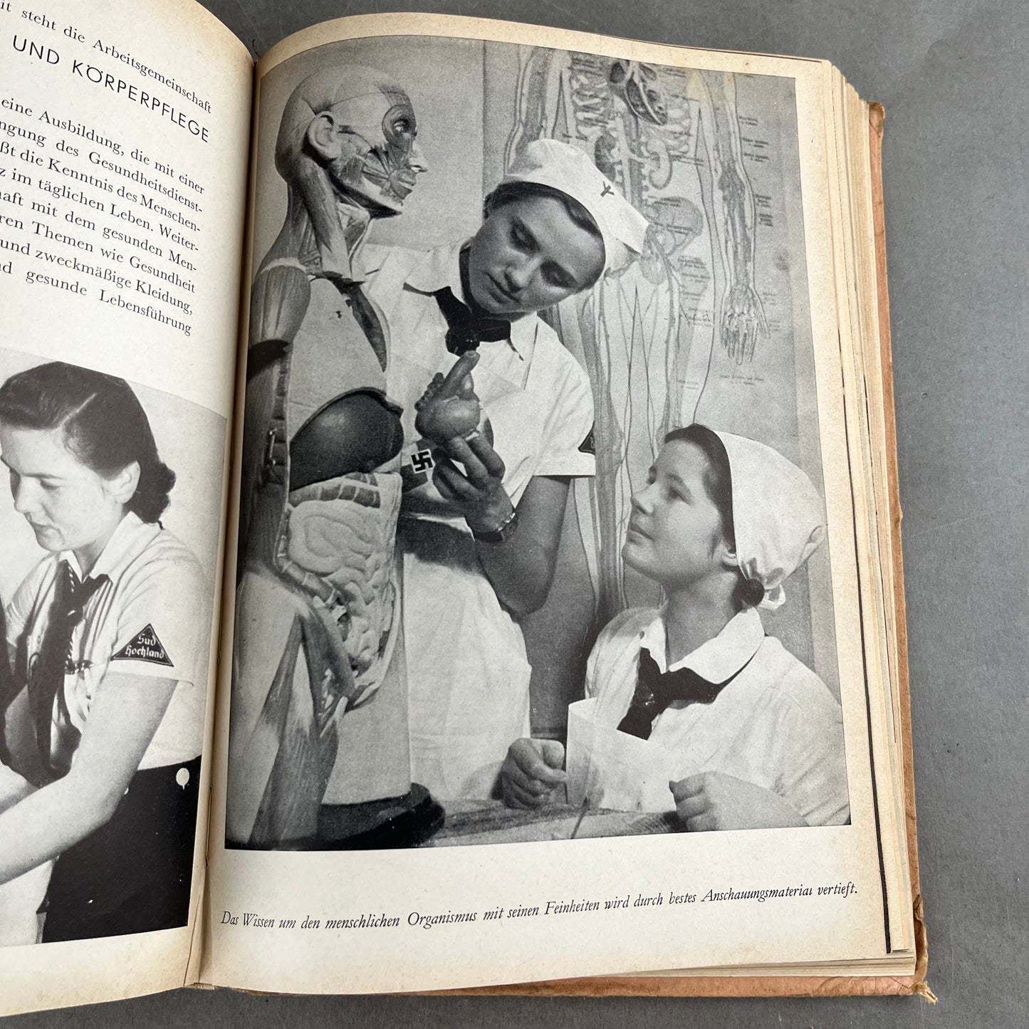 WW2 Tysk Hitler Jugend Bog. Gode billeder. Mange sider. Original.