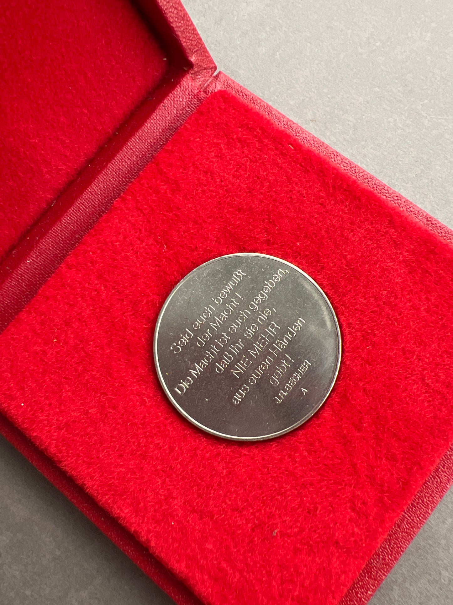 Østtysk DDR NVA Militær Erindringsmønt i æske. Original.