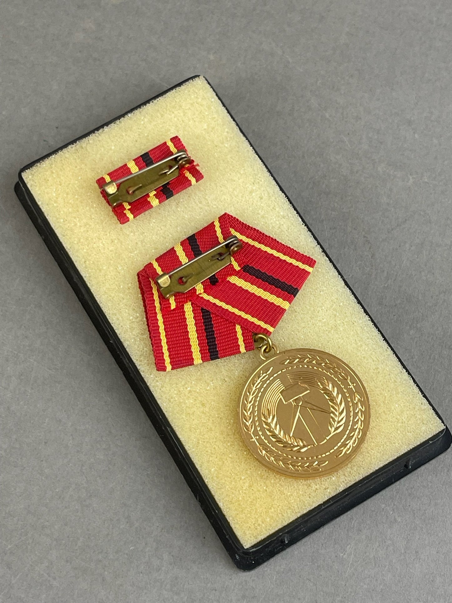 Østtysk DDR Medalje i Æske. Original.