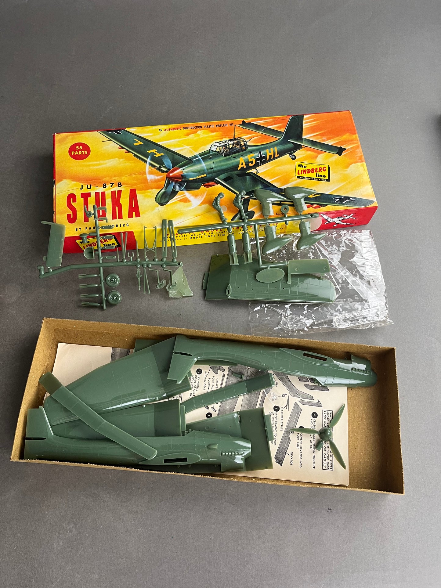 Ældre Samle-/Modelsæt. "STUKA". Fremstår komplet.
