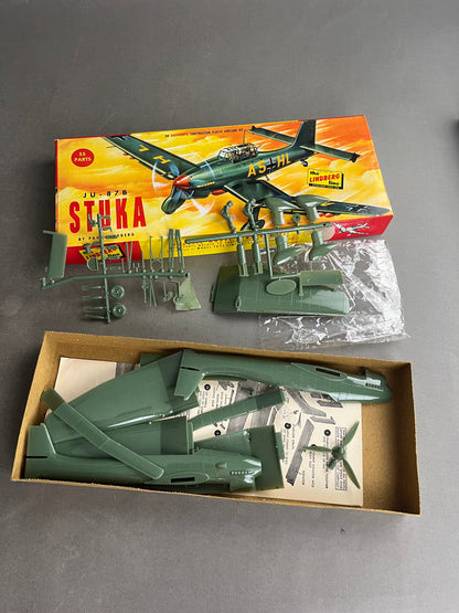 Ældre Samle-/Modelsæt. "STUKA". Fremstår komplet.