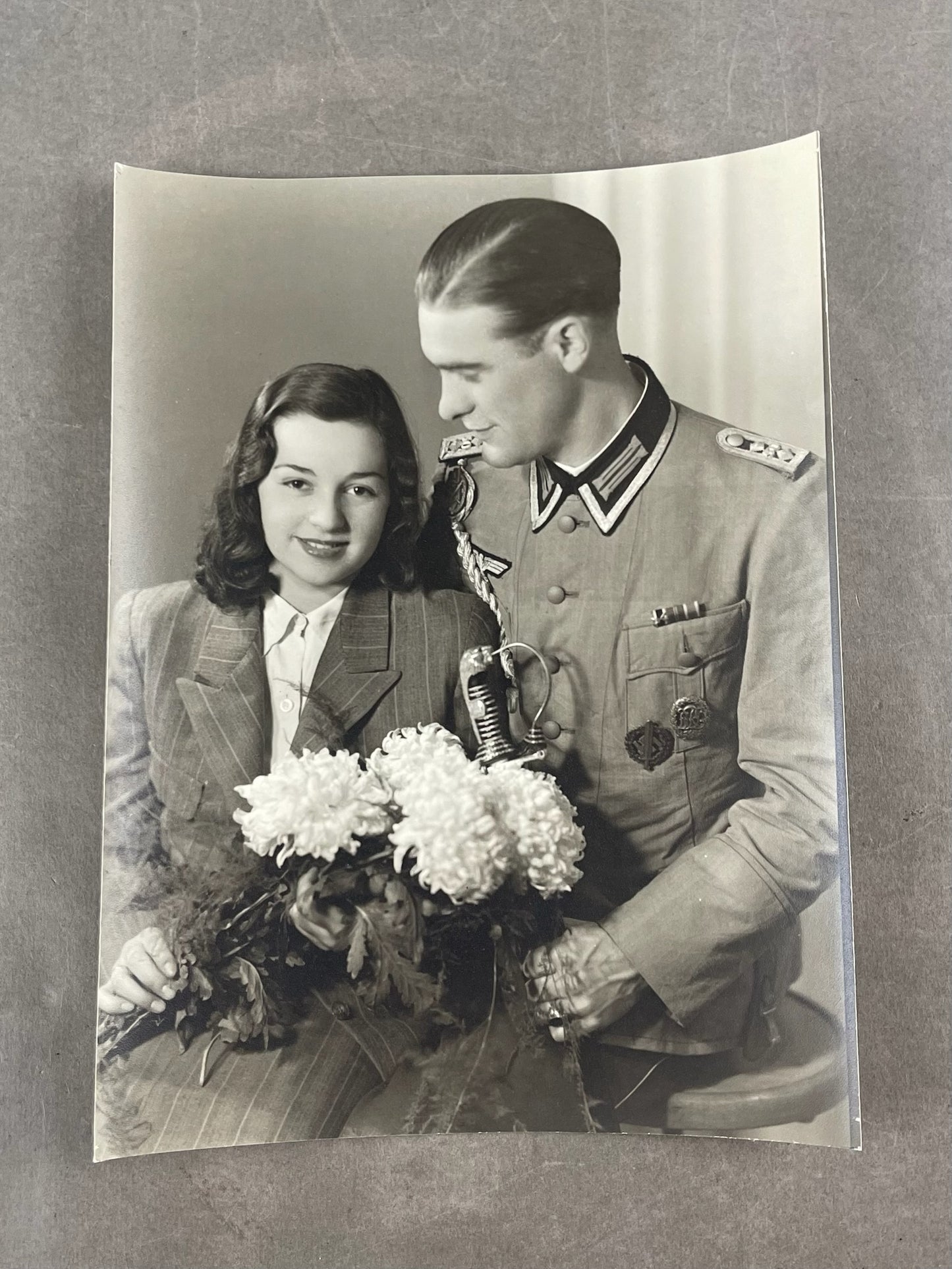 WW2 Tysk Stort Wehrmacht Foto. Med DRL- & SA-Sportsabzeichen, Sabel, Skydesnor mv. 18x24cm. Original.