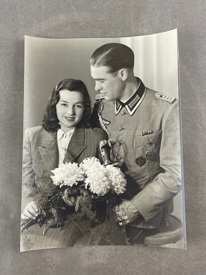 WW2 Tysk Stort Wehrmacht Foto. Med DRL- & SA-Sportsabzeichen, Sabel, Skydesnor mv. 18x24cm. Original.