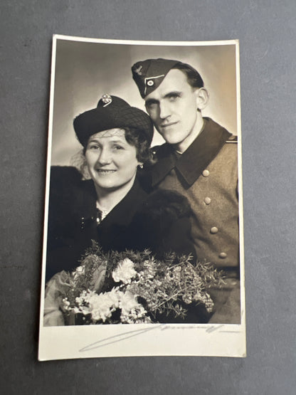 WW2 Tysk Wehrmacht Foto-Postkort. I mantel og med skråhue. Original.