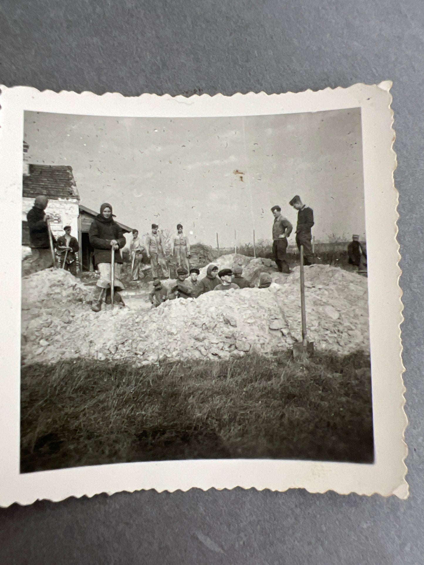 WW2 Tysk Wehrmacht Foto af russere der graver et hul. Original.