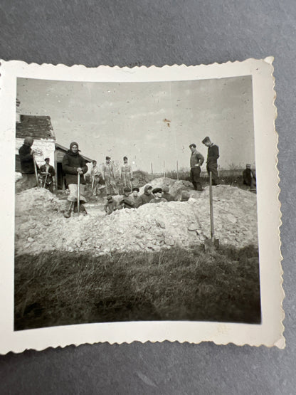 WW2 Tysk Wehrmacht Foto af russere der graver et hul. Original.