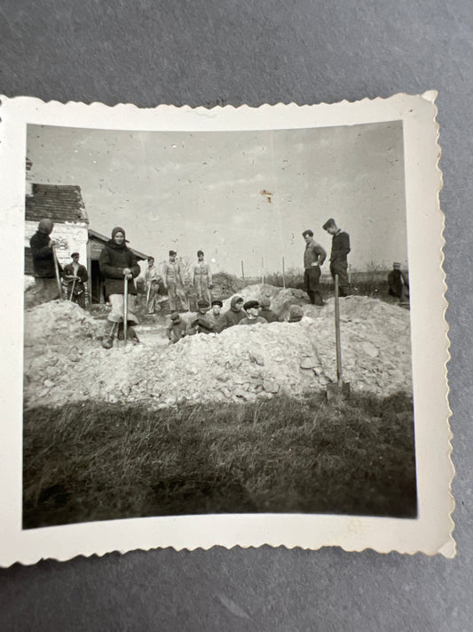 WW2 Tysk Wehrmacht Foto af russere der graver et hul. Original.