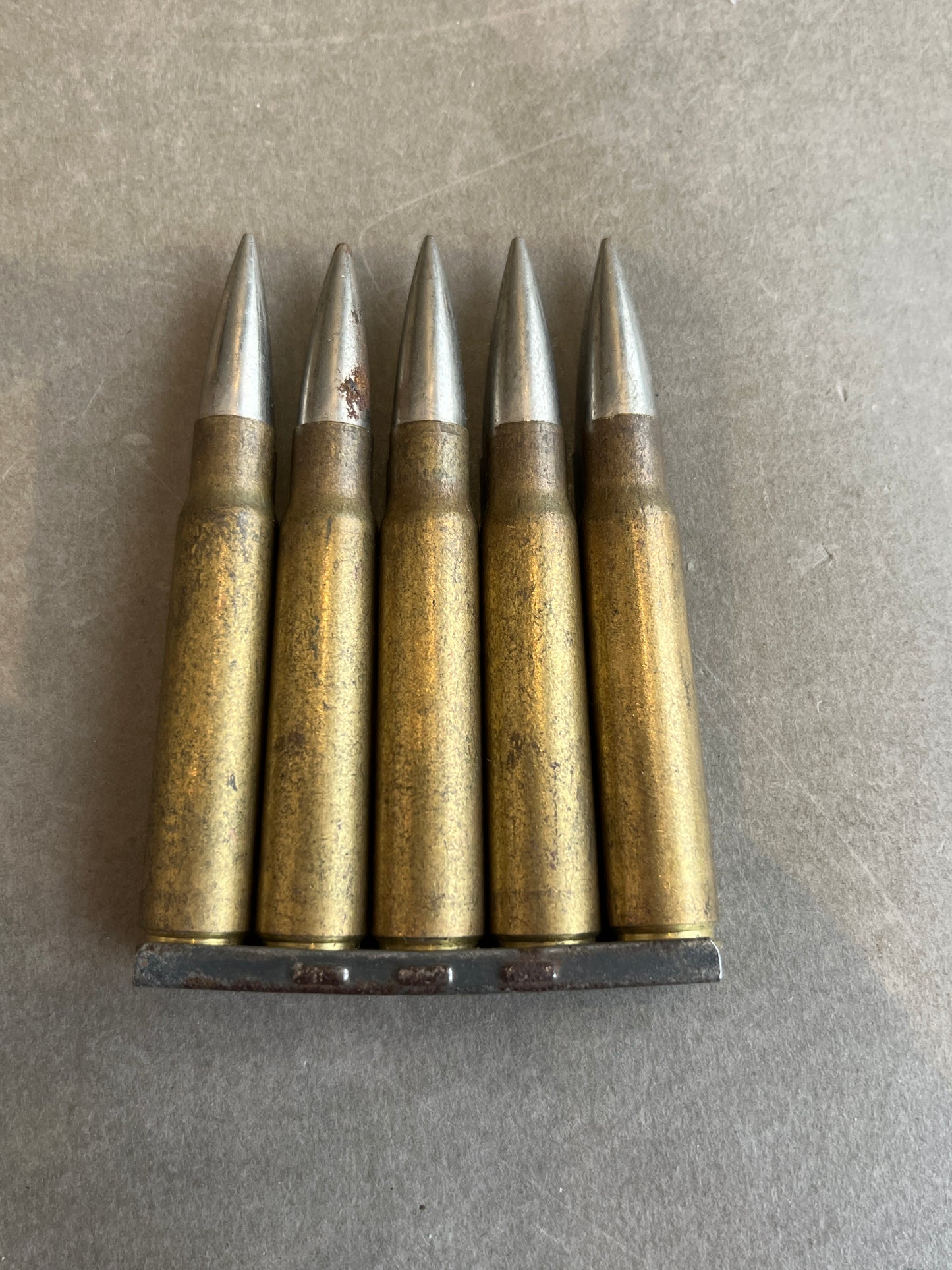 WW2 Tysk K98 patroner i laderamme. Deaktiveret. Original.