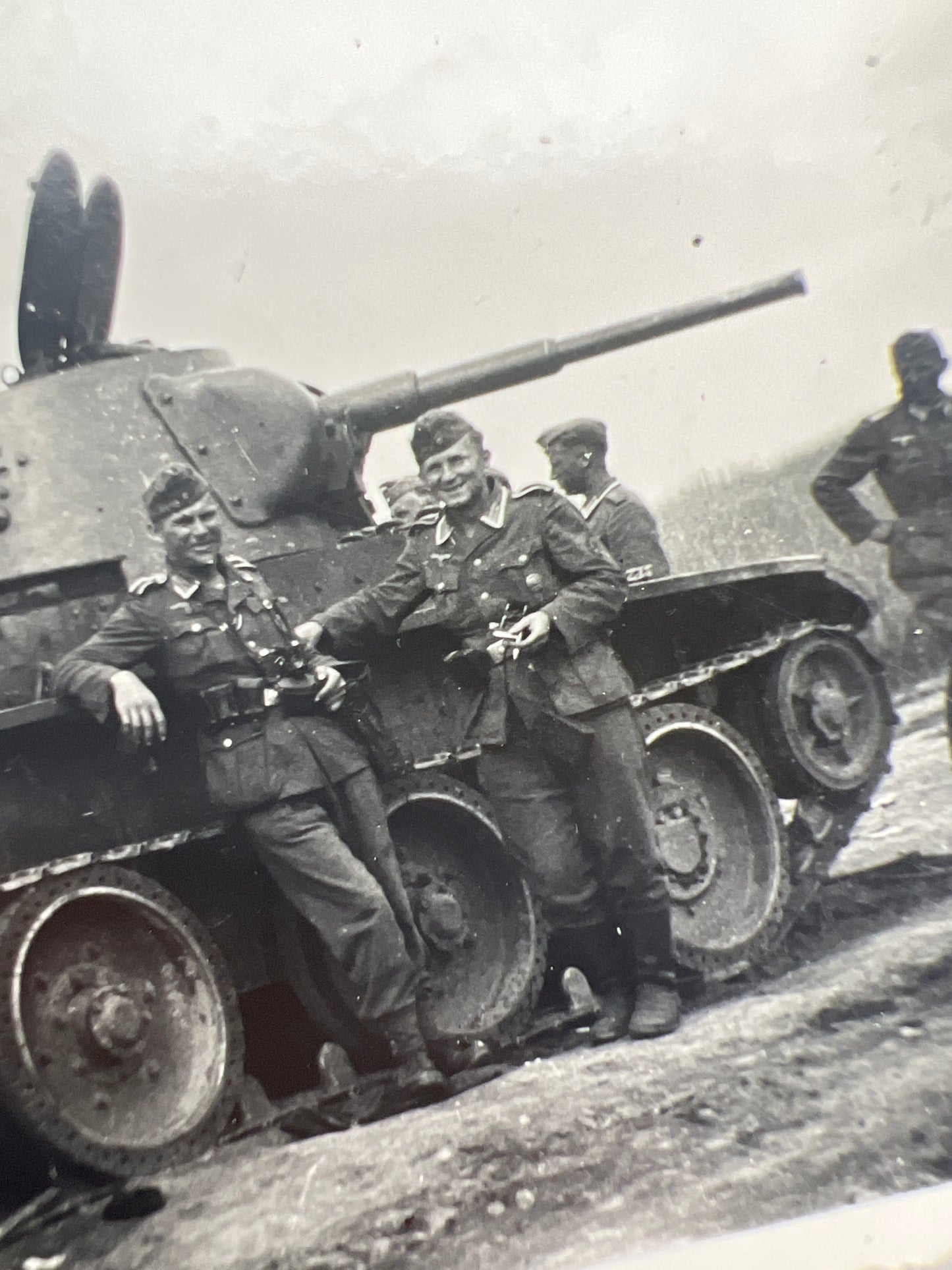 WW2 Tysk Wehrmacht Privatfotos fra Østfronten med russisk Panzer. 2 Sanitäter soldater med armbind og forbindingstasker. Original.