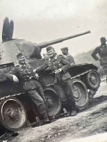 WW2 Tysk Wehrmacht Privatfotos fra Østfronten med russisk Panzer. 2 Sanitäter soldater med armbind og forbindingstasker. Original.