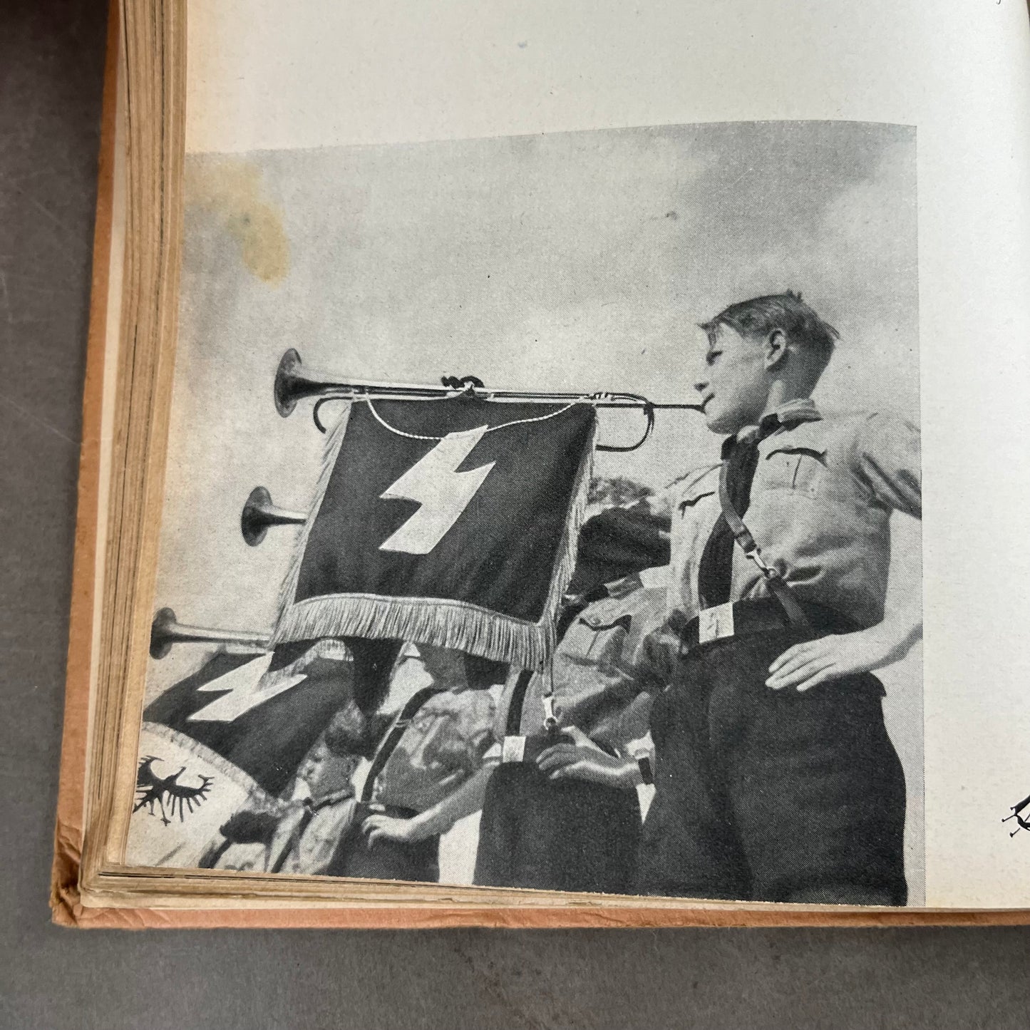 WW2 Tysk Hitler Jugend Bog. Gode billeder. Mange sider. Original.