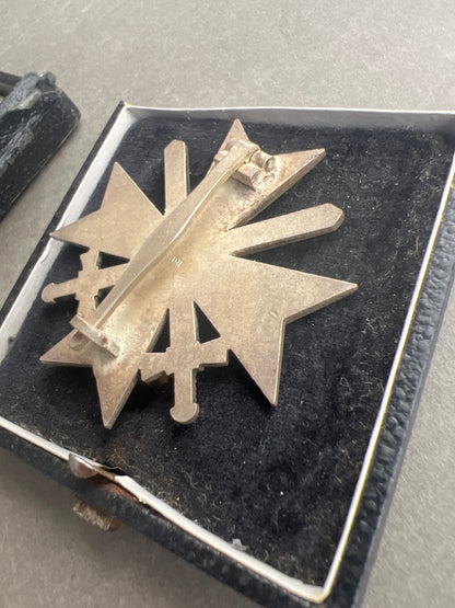 WW2 Tysk Kriegsverdienstkreuz 1. Klasse i Æske. Fremstiller L/11. Original.