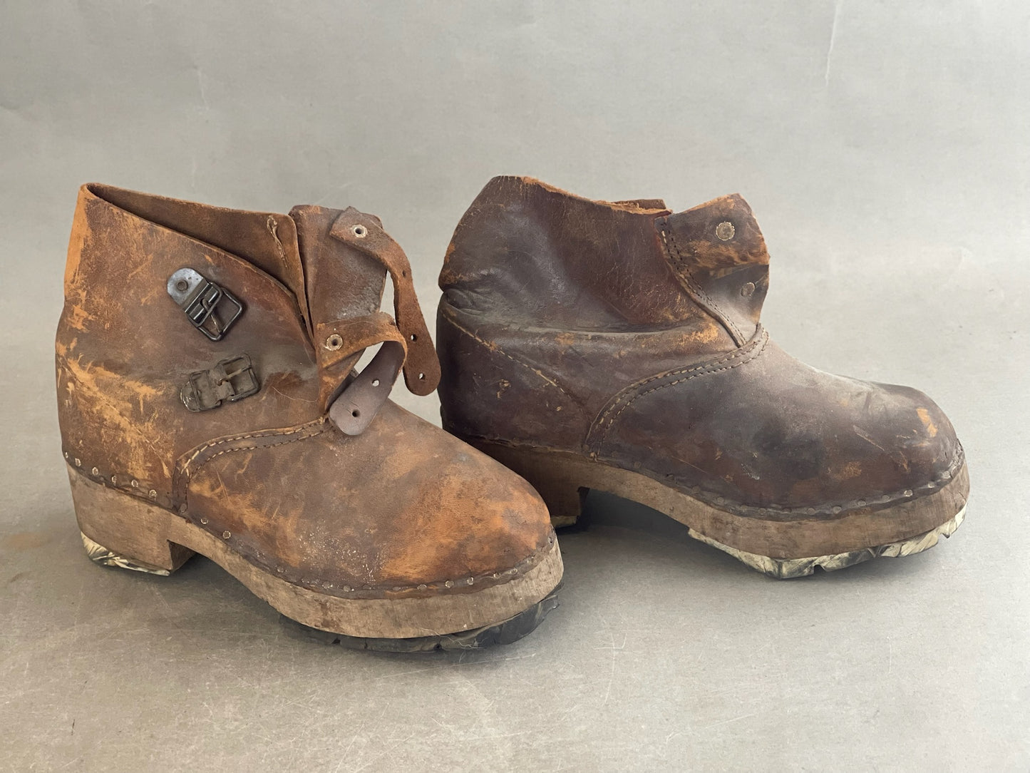 WW2 Tysk Fangelejr/arbejdslejr støvler. Lavet af Træsåler, læderrester mv. Sjælden. Original.