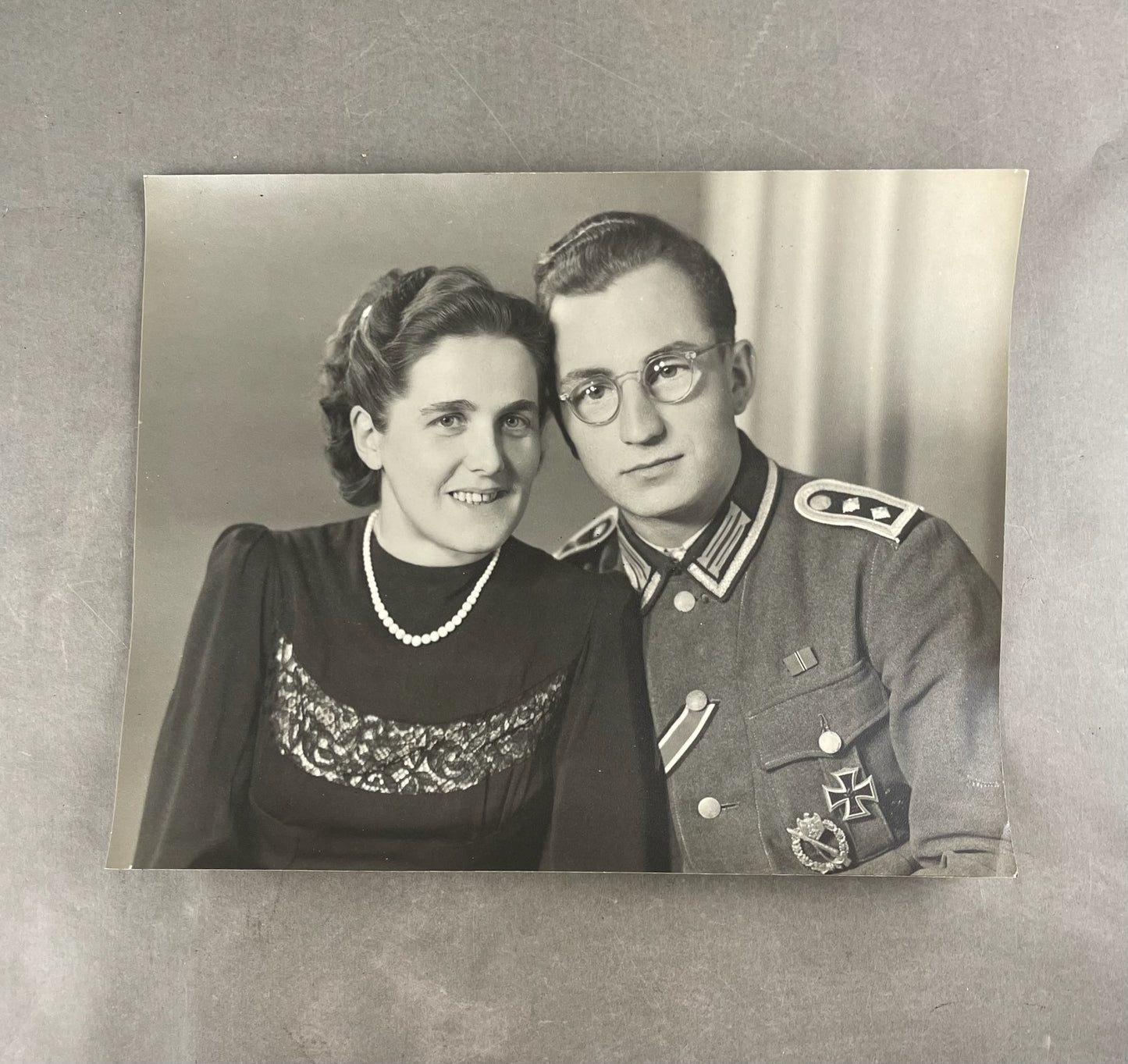 WW2 Tysk Stort Wehrmacht Foto. Med Jernkors 1 & 2. Klasse, sårettegn, Sturmabzeichen mv. 30x24cm. Original.