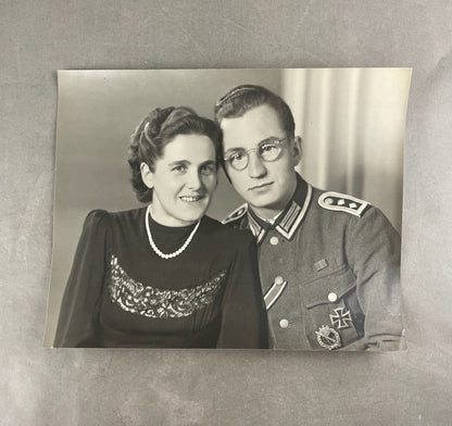 WW2 Tysk Stort Wehrmacht Foto. Med Jernkors 1 & 2. Klasse, sårettegn, Sturmabzeichen mv. 30x24cm. Original.