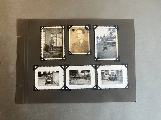 WW2 Tysk Waffen-SS Fotos. Fra Fotoalbum. 13 stk. Skråhuer, hjelme, bæltespænder mv. Original.