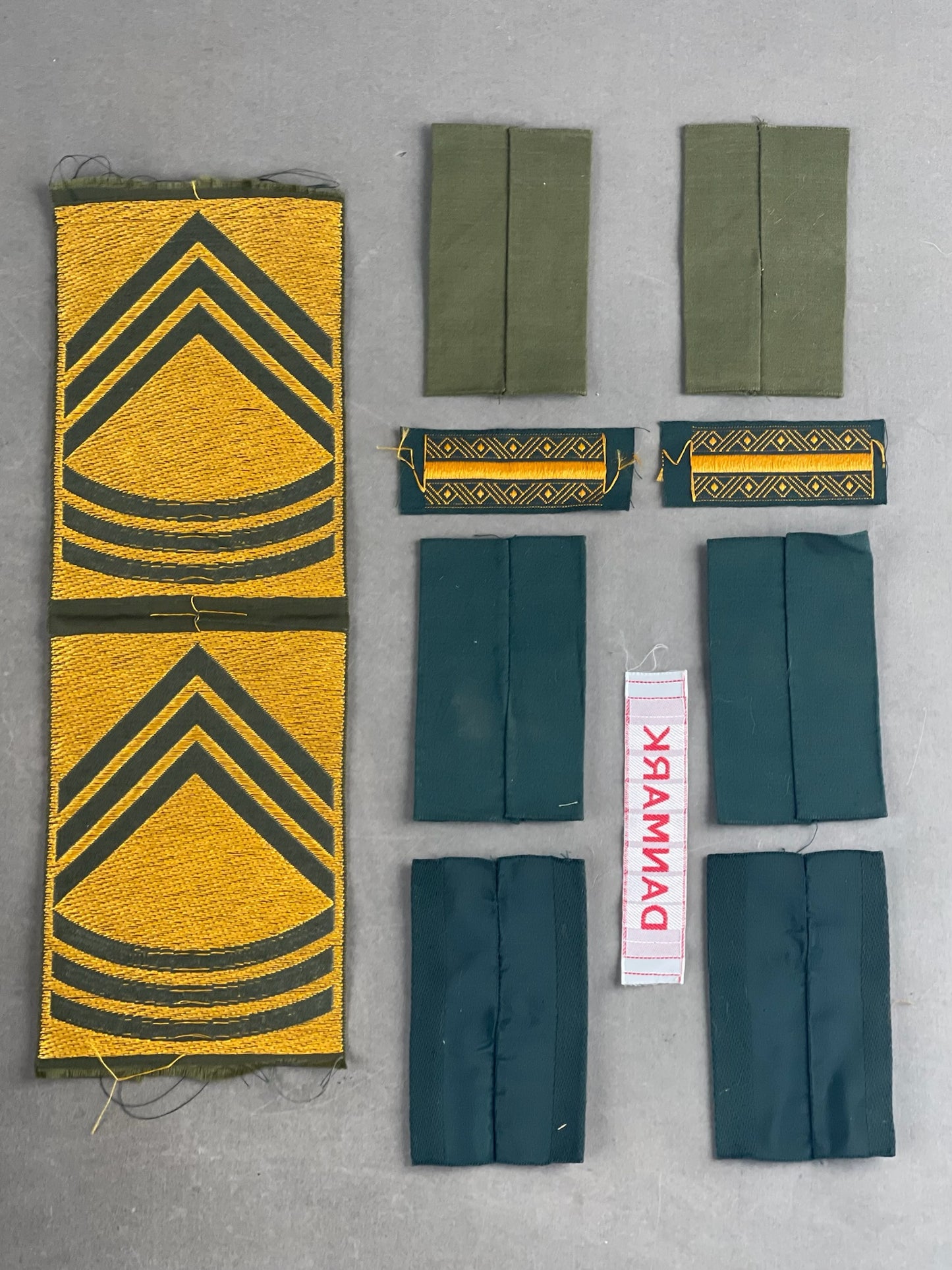 Blandet Lot af Danske Militær Stofmærker. Original.