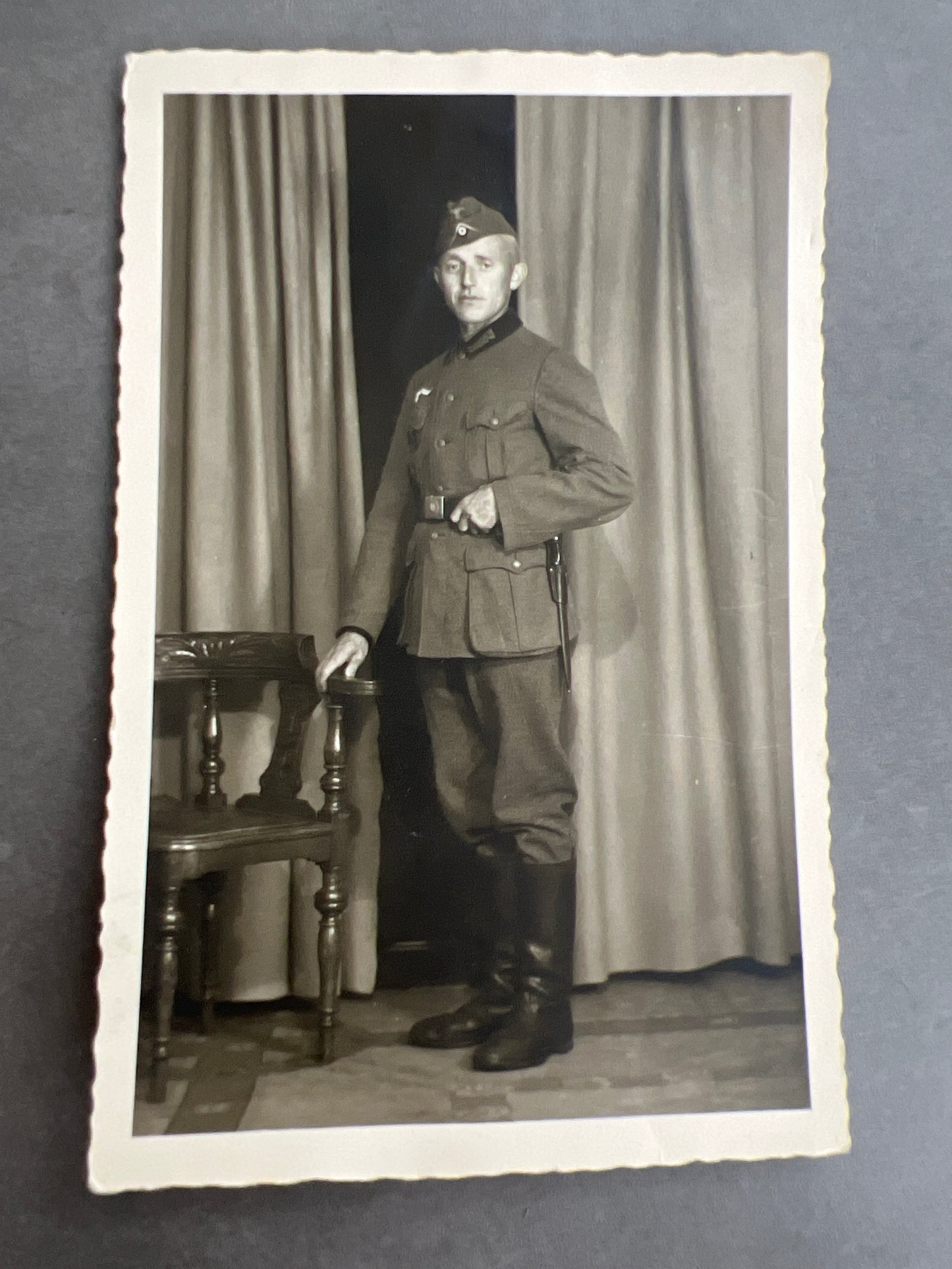 WW2 Tysk Wehrmacht Foto-Postkort. I kampuniform og skråhue med bajonet. Original.