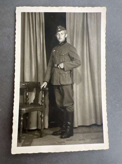 WW2 Tysk Wehrmacht Foto-Postkort. I kampuniform og skråhue med bajonet. Original.