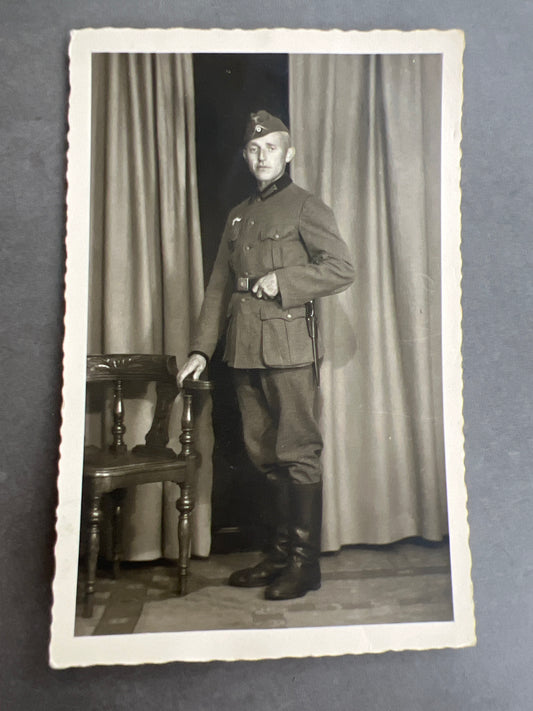 WW2 Tysk Wehrmacht Foto-Postkort. I kampuniform og skråhue med bajonet. Original.