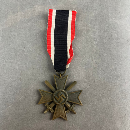 WW2 Tysk KvK m. Sværd. Fremstiller 41 i ringen. Original.