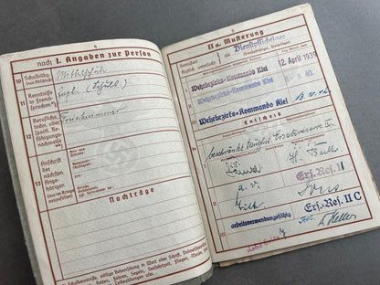 WW2 Tysk Marine Wehrpass fra Kiel. Original.