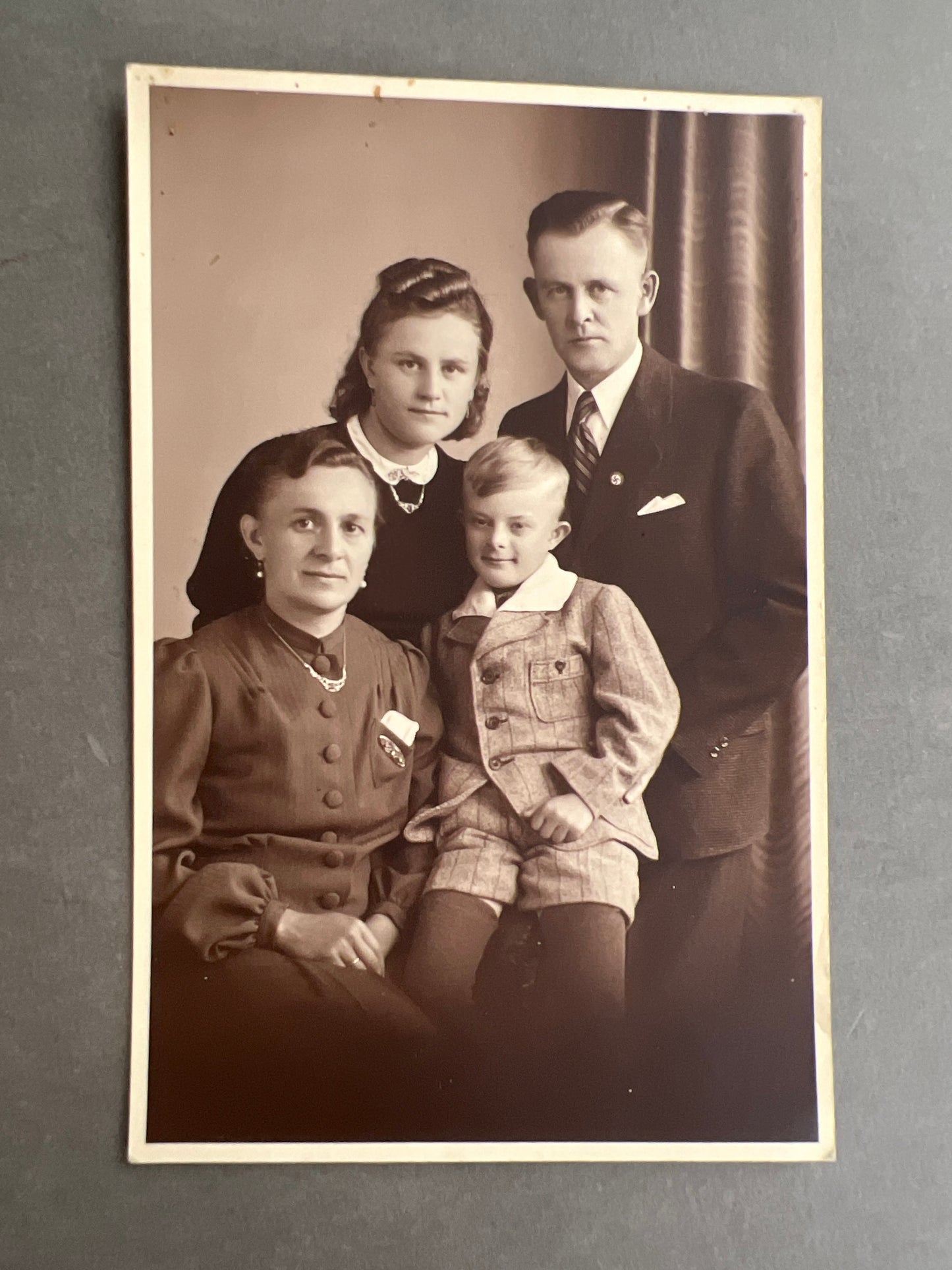WW2 Tysk Foto af NSDAP Medlem. Medlemsmærke på jakken. Personerne beskrevet bagpå. Original.