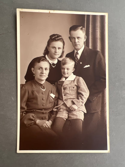 WW2 Tysk Foto af NSDAP Medlem. Medlemsmærke på jakken. Personerne beskrevet bagpå. Original.