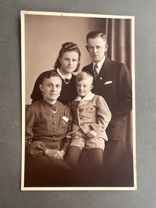 WW2 Tysk Foto af NSDAP Medlem. Medlemsmærke på jakken. Personerne beskrevet bagpå. Original.