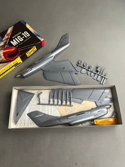 Ældre Samle-/Modelsæt. "Mig-19". Fremstår komplet.