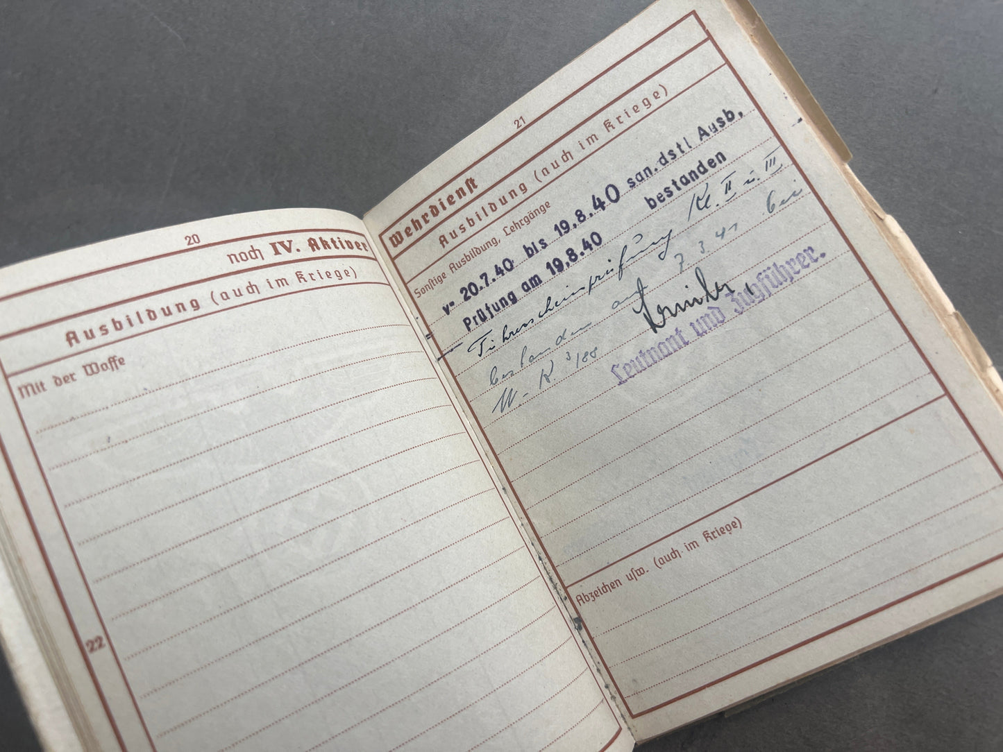 WW2 Tysk Wehrmacht Sanitäter Wehrpass i Mindeomslag, med hans dødsannonce, dødsattest mv.. Sjælden. Original.