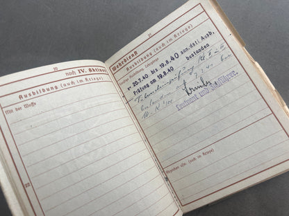 WW2 Tysk Wehrmacht Sanitäter Wehrpass i Mindeomslag, med hans dødsannonce, dødsattest mv.. Sjælden. Original.