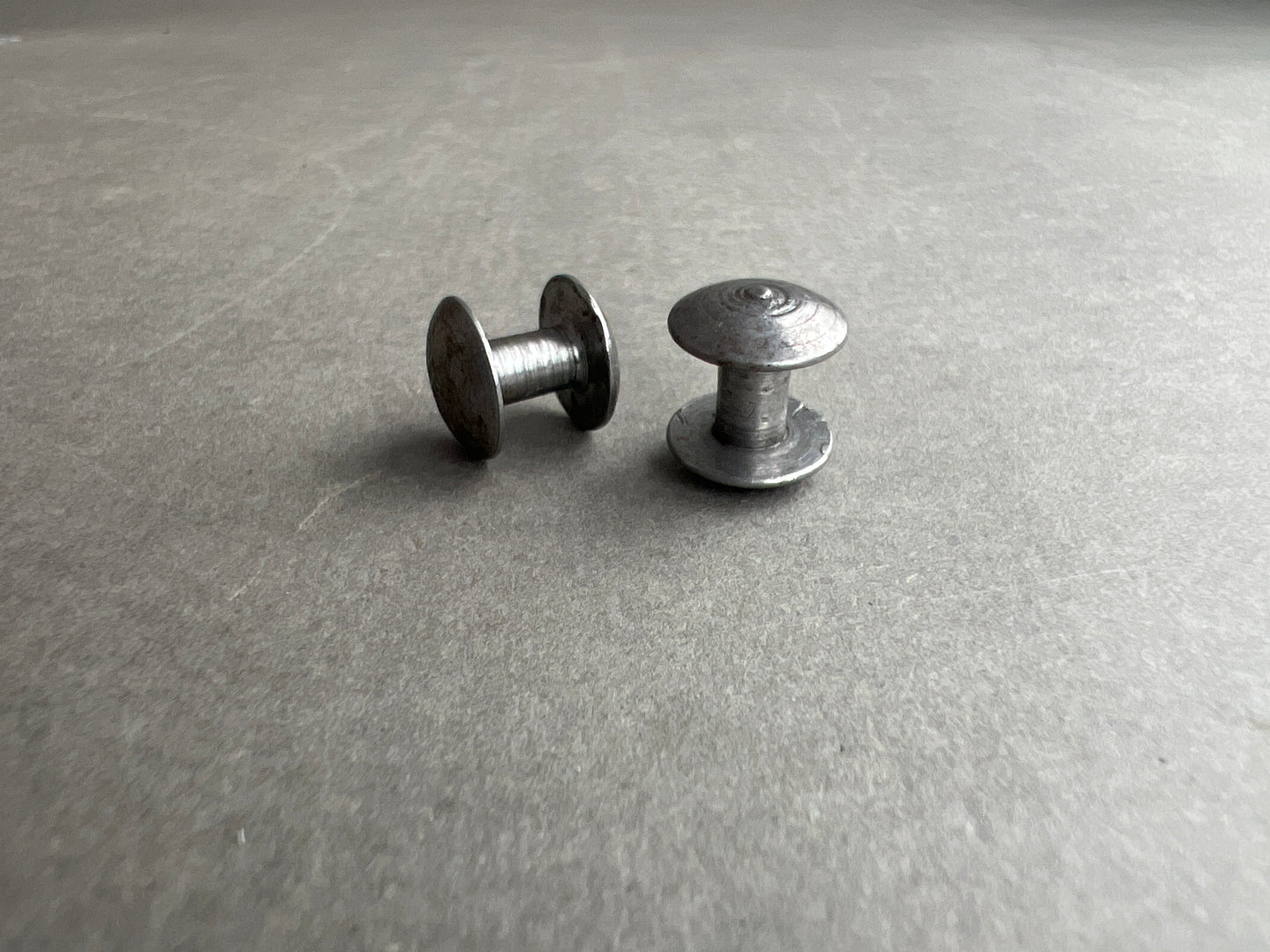 WW2 Tyske MP38u.40 Lukkeknapper til bærerem. 2 stk. Original.