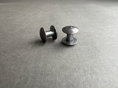 WW2 Tyske MP38u.40 Lukkeknapper til bærerem. 2 stk. Original.