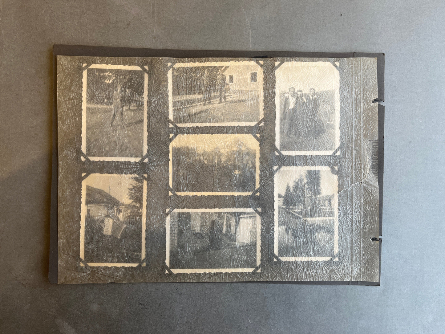 WW2 Tysk Waffen-SS Fotos. Fra Fotoalbum. 13 stk. Skråhuer, hjelme, bæltespænder mv. Original.